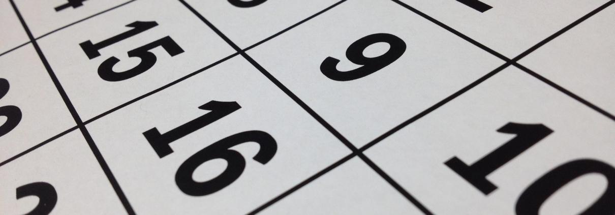 Ein Kalender liegt auf dem Tisch.